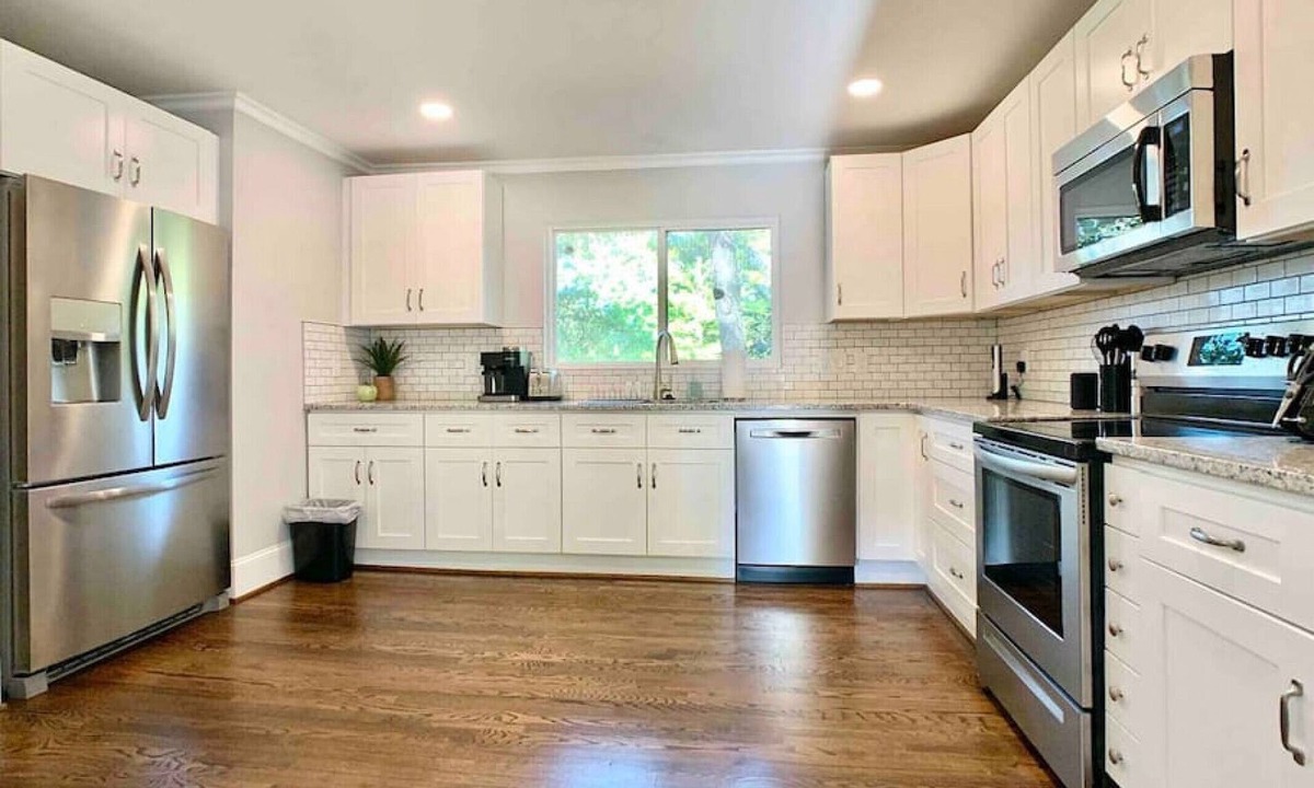 East Forest House | 727 Glendora · Sparkling GEM Min 2Uptown/Bojangles/Ovens/Matthews