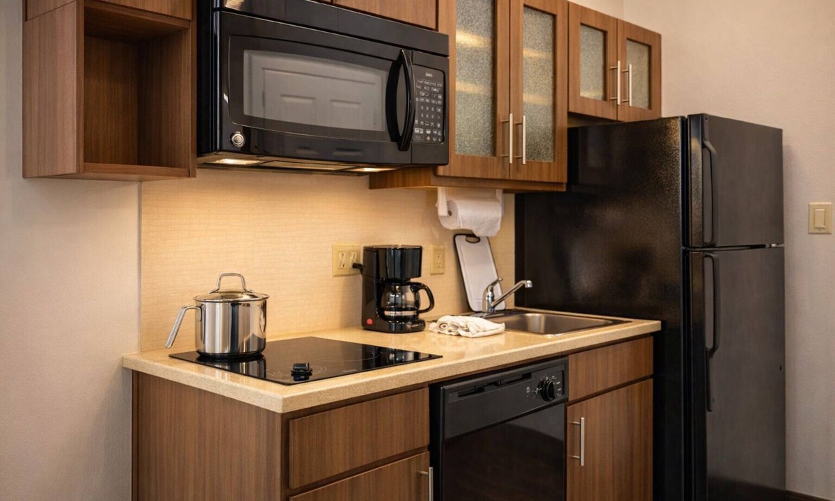 Biggar Hotel | 8 Miles Away from Fort Myers Beaches Family Room w/Kitchen and Free Parking