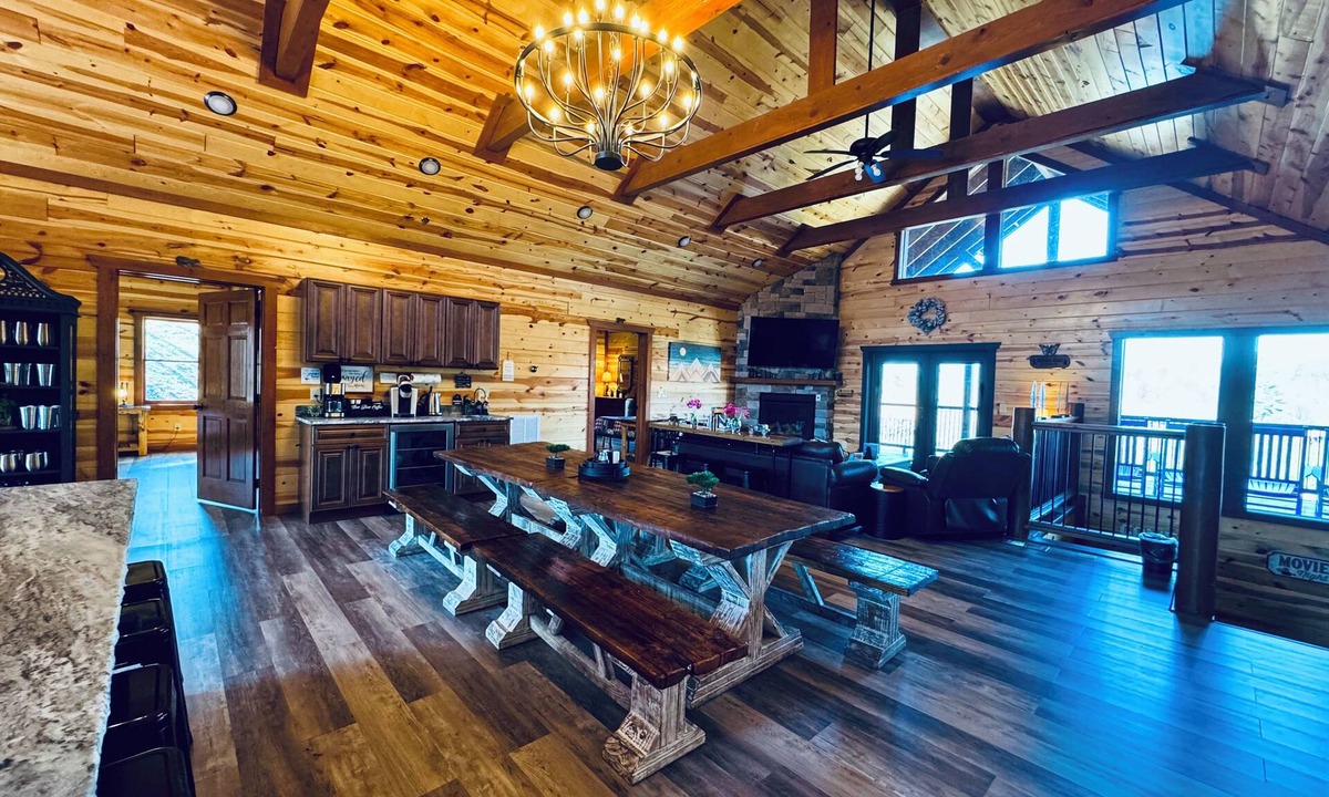 Caton Cabin | 8BR 8.5BTH Cabin sleeps 28-30 Indoor Pool&Pavilion 10min to Dollywood The Island
