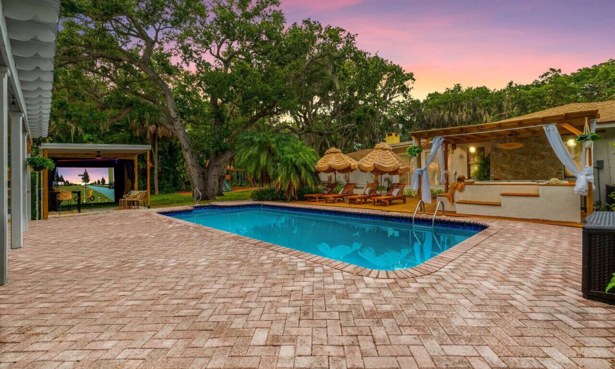 Largo Villa | 9BR Heated Pool Hot Tub Golf Simulator Games