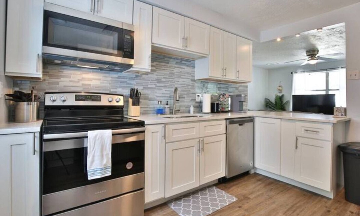 Sarasota Springs House | A few miles to Siesta Key Bridge - Private Hot Tub - Fenced Backyard