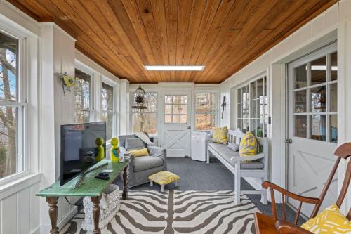 Mentone Apartment | A-Frame with VIEWS - Walk to Downtown and Park - Pets OK
