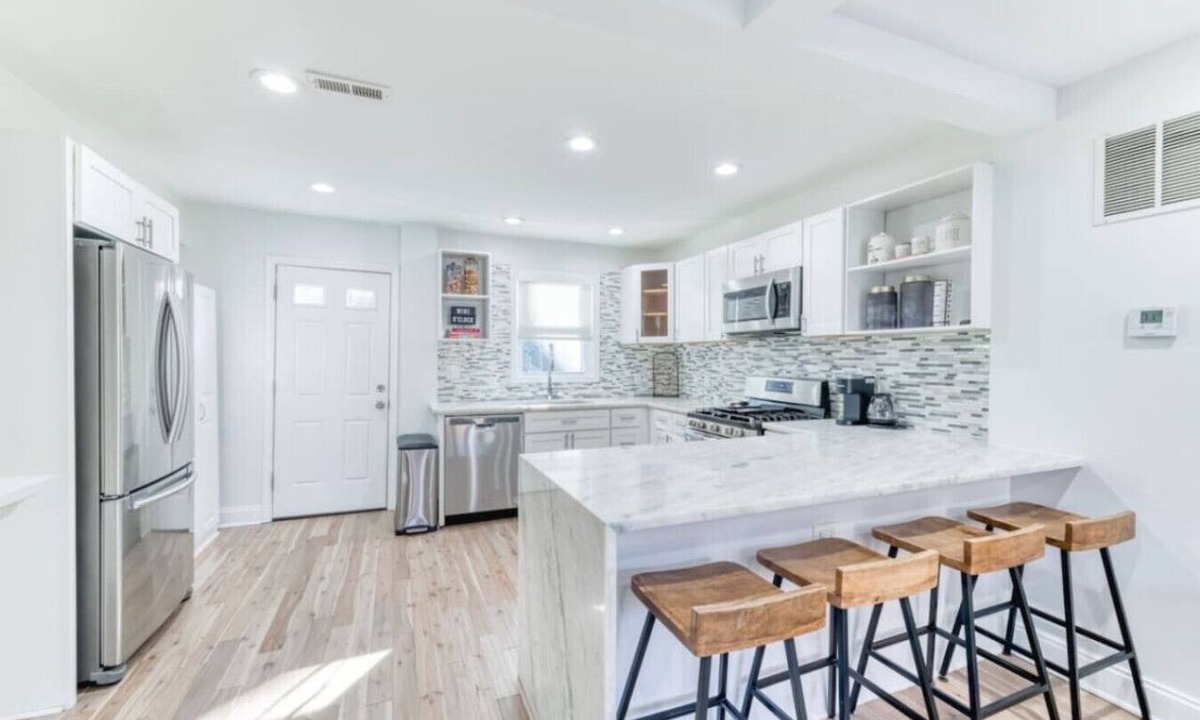 Anacostia House | A group-ready southeast DC home with free parking and room for 8 guests