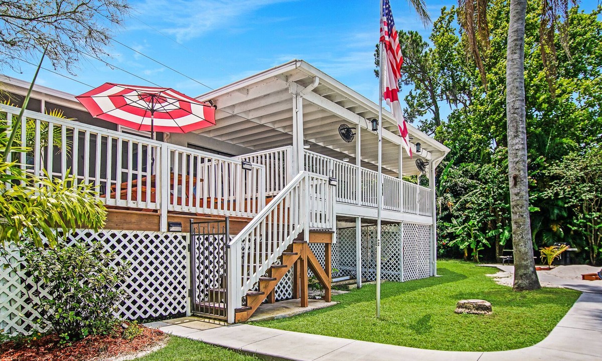 Lake Alfred House | A lakeside sunset delight near Disney, Universal, Sea World, Busch, LegoLand