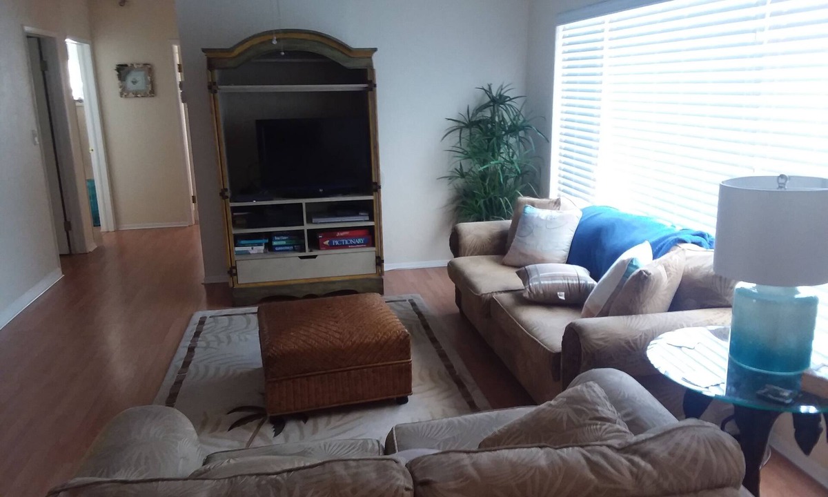 Golden Beach House | A little Paradise! Large Beach House, Walk to Beach, Caged Pool