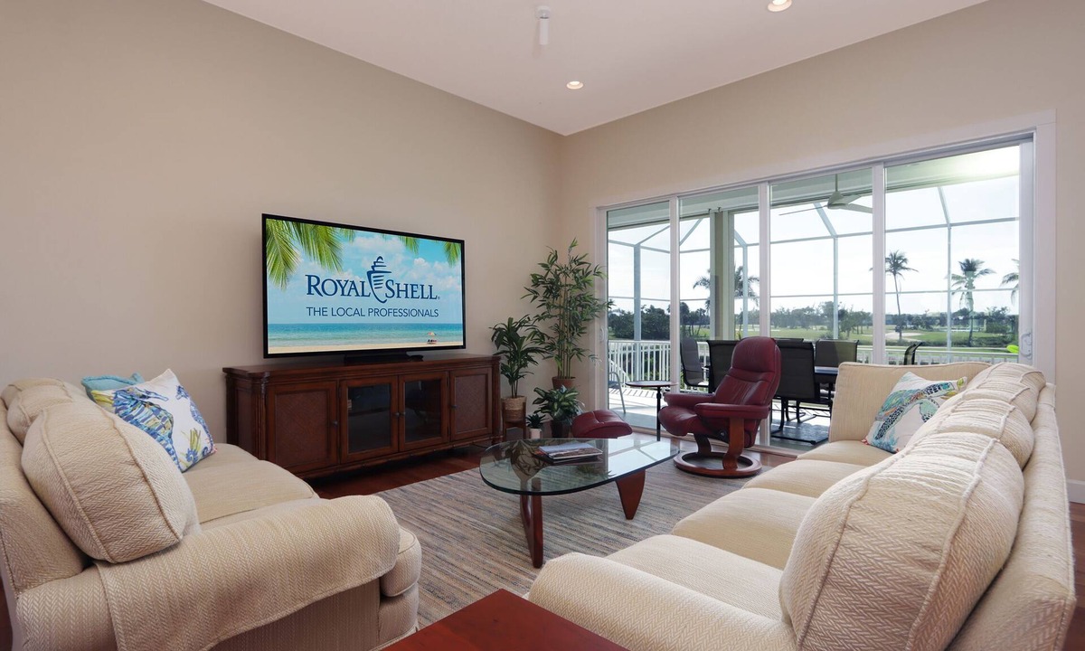 Beachview Country Club Estates House | A Luxurious and Spacious Retreat With Stunning Lake and Golf Course Views - Birdie Haven