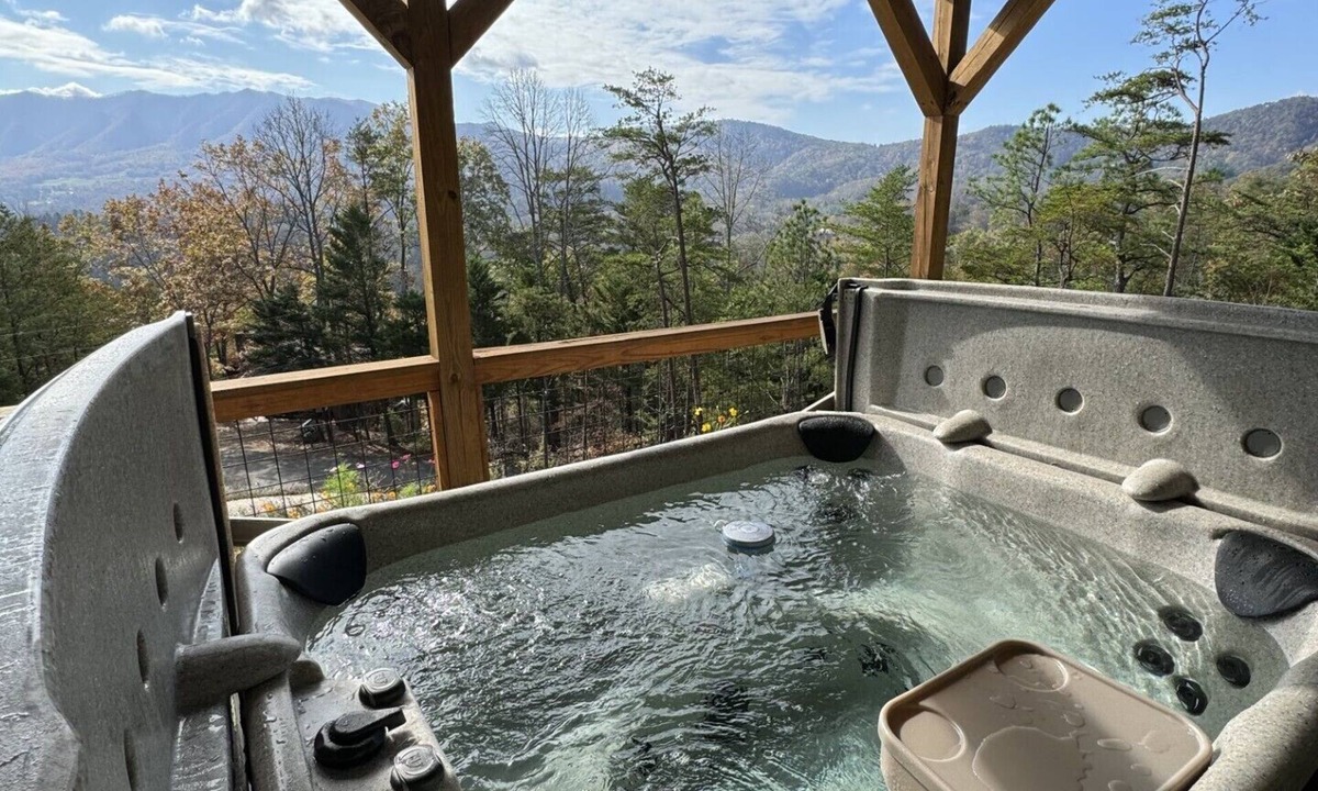 Townsend Cabin | A Luxury Cabin with panoramic mountain views and 3 King Ensuites and Hot Tub!