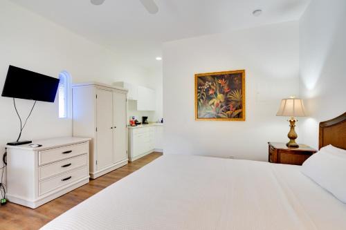 Naples Apartment | Access to 10,000 Islands: Resort-Style Naples Gem!