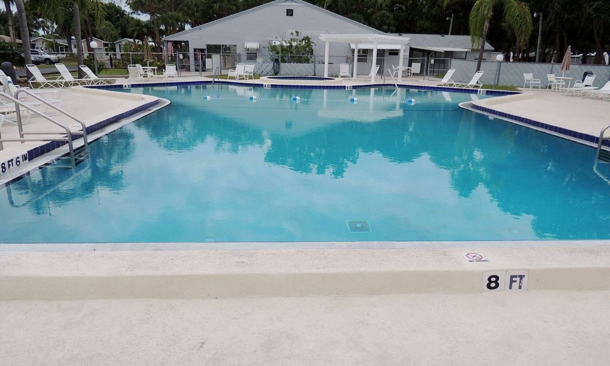 Sarasota House | Adorable 1/1 in coveted Sarasota Lakes available 6/1/24!