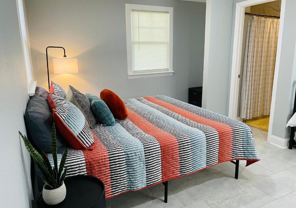 Lakeshore South House | Adorable 1 Bedroom Guesthouse