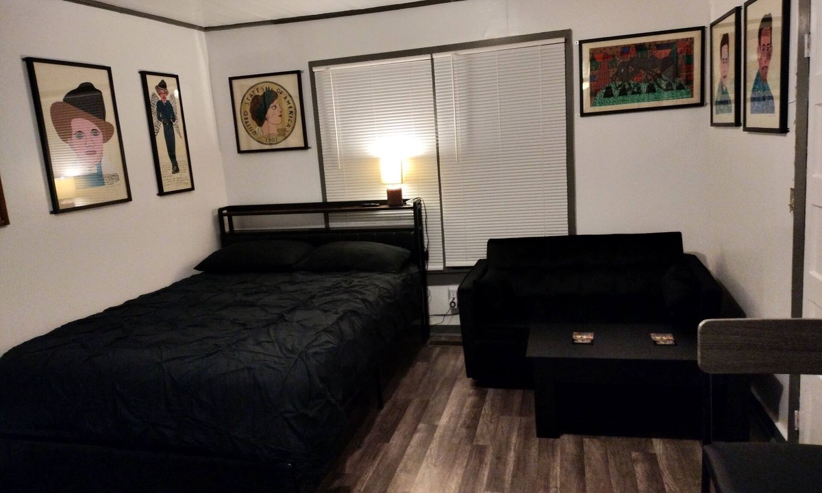 Summerville Apartment | Adorable apartment with AC in the Howard Finster Vision House Museum