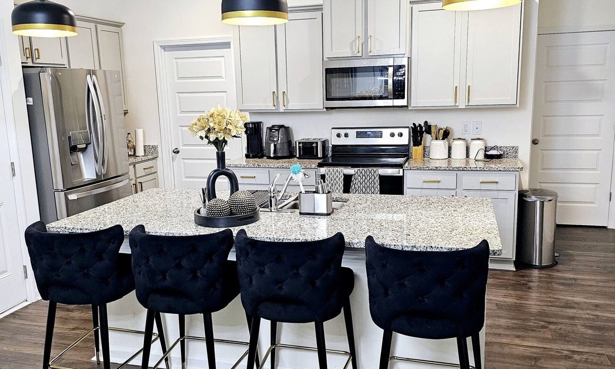 Hoschton House | Adorable & Luxurious Happy Haven with queen bed.Suitable for Professionals.