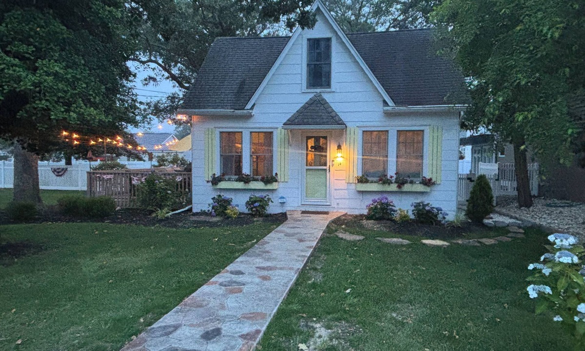 Town Bank Cottage | Adorable Renovated Cottage - Just steps from the Bay!