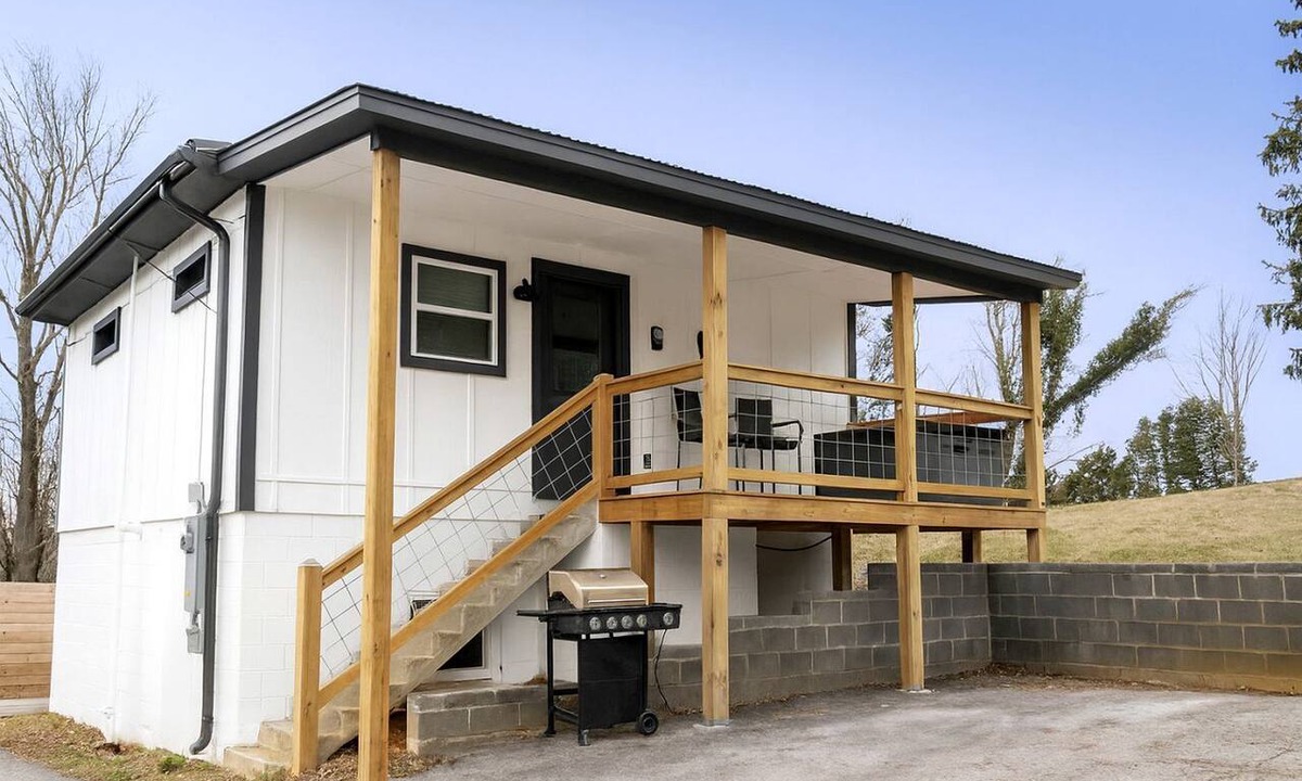 Ducktown Cottage | Adventure Basecamp Cottage with Private Hot Tub & Cozy Style in Copperhill, Tennessee