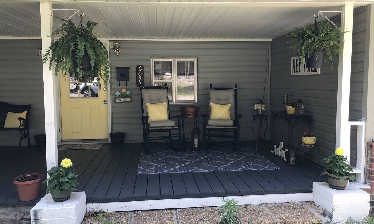Fackler House | Affordable Charming Vintage Lake Cottage · Cozy & Welcoming