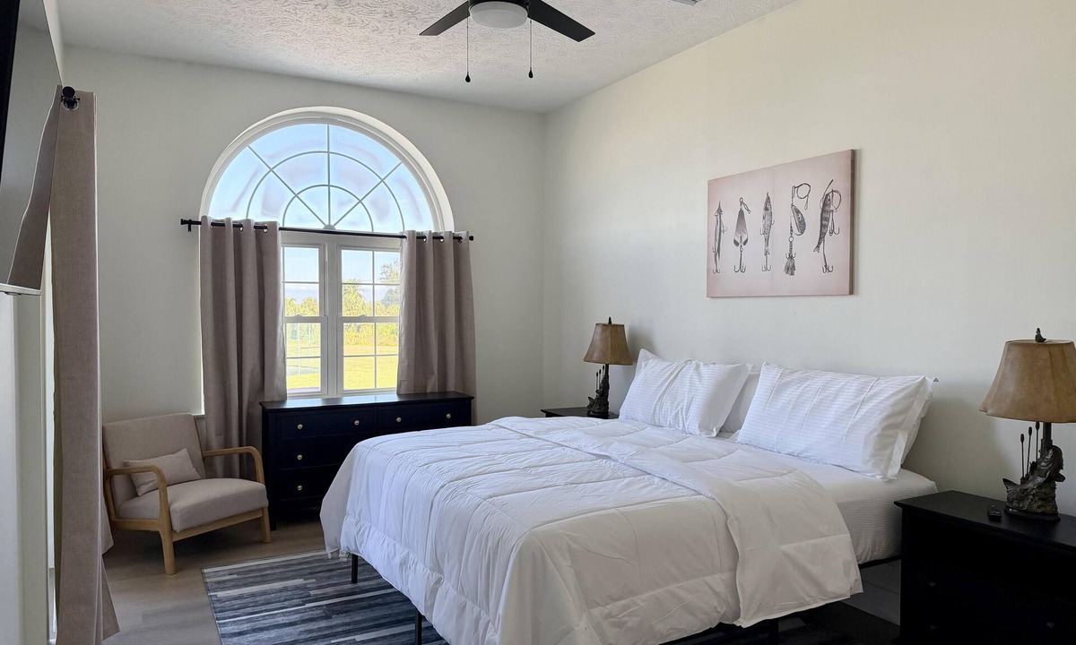 Clewiston Condo | AIR B&B DELUXE CONDO - Spacious 2 bed room condo at Roland Martin Marina