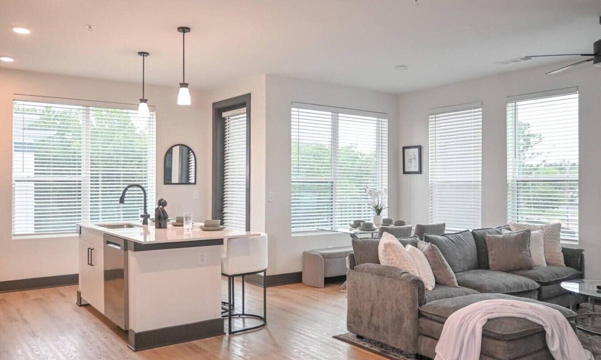 East Side Apartment | Alease Luxe Retreat | Luxury 2BR | Sleeps 4