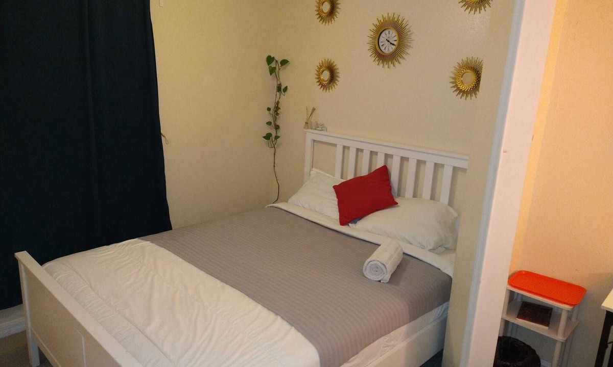Northside Villa | Amazing 1-bedroom villa in Jacksonville with WiFi, working desk and AC