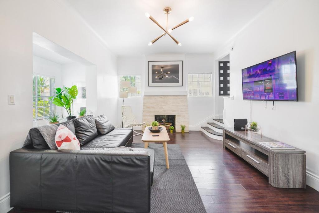 Buena Vista House | Amazing 5BR Family House At Design District - 15 min from the beach