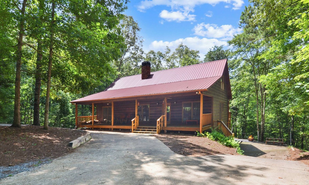 Ellijay Cabin | Amazing Cabin near pool~ Firepit~ Game Room~Fireplace~ near wineries & orchards!