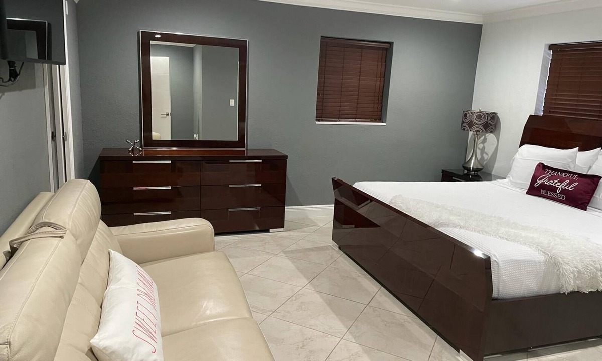 Greenacres House | amazing catch close2airport hot tub full outdoor kitchen