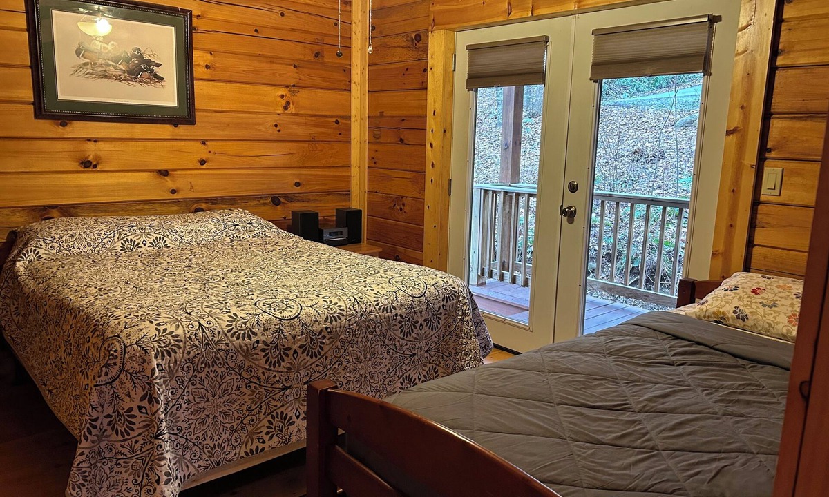 Robbinsville Cabin | AMAZING & COZY LOG CABIN IN WOODS