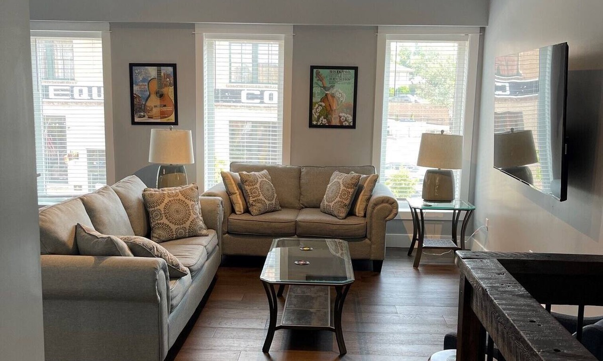 Bristol Apartment | Amazing Downtown Loft! 2BR/2BA Bristol TN Walk right onto State St!