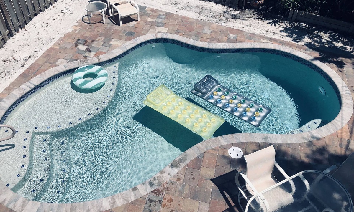 Mid Island House | AMAZING RATES & RAVE REVIEWS! Stunning private pool! 3min walk to the Beach 🏖