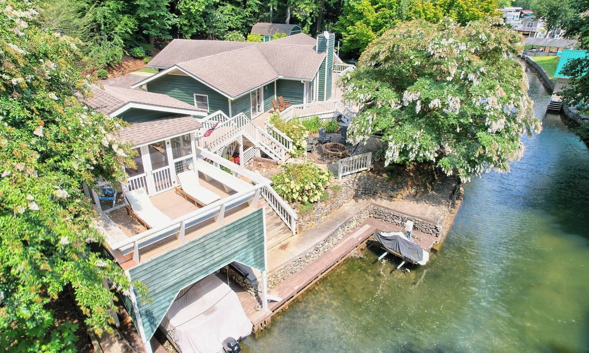 Wiley House | Amazing Spacious & Cozy Lake House on Lake Burton w/Boat Access! Dog Friendly!