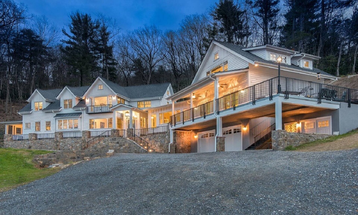 Black Mountain Apartment | Amazing Views, Close to Town, Hot tub, Privacy