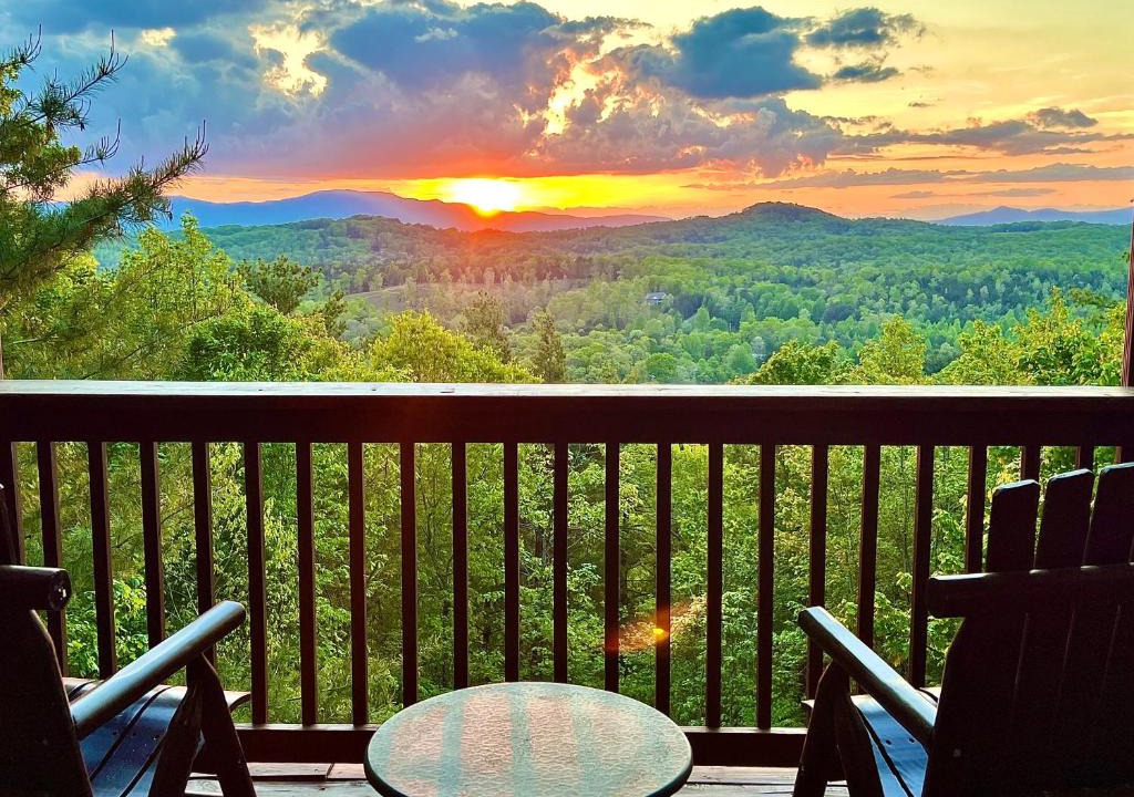 Mineral Bluff Ski Chalet | Amazing Views~Secluded Retreat~HotTub~GameRoom