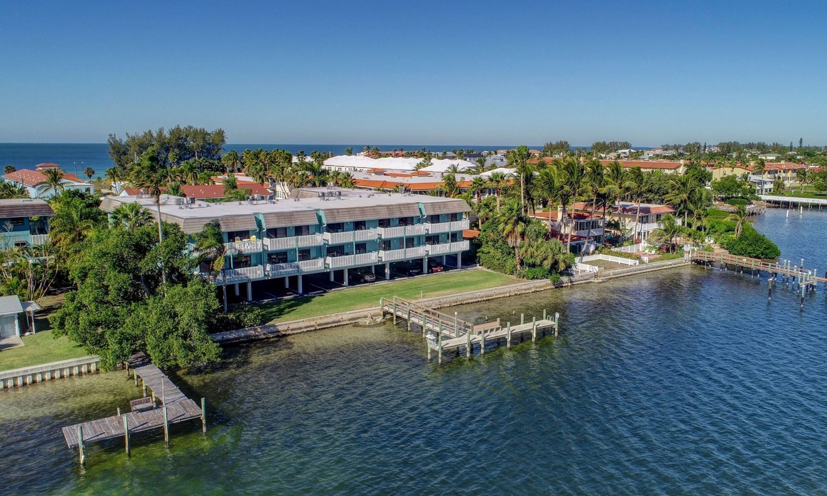 Bradenton Beach Condo | Anna Maria Island Retreat-Beach One Minute Walk-Heated Pool-Free Wi-Fi-Dock-Surr