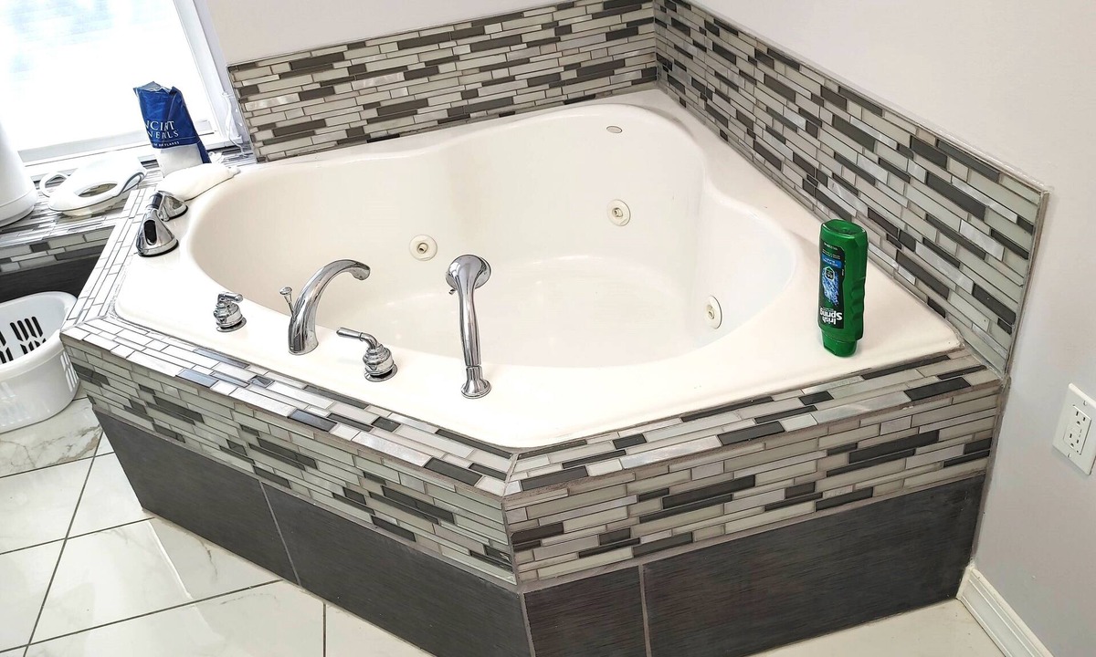 Annapolis Apartment | Annapolis Spa Retreat, Sauna, Jacuzzi, King Bed Couples Quiet Loft Apt. Getaway