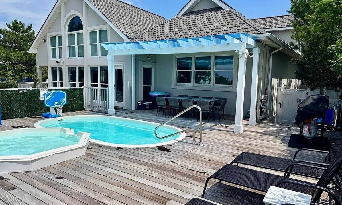 Green Creek House | Ark of Grace: Spacious 4-bedroom Cottage with the Bay as Your Backyard!