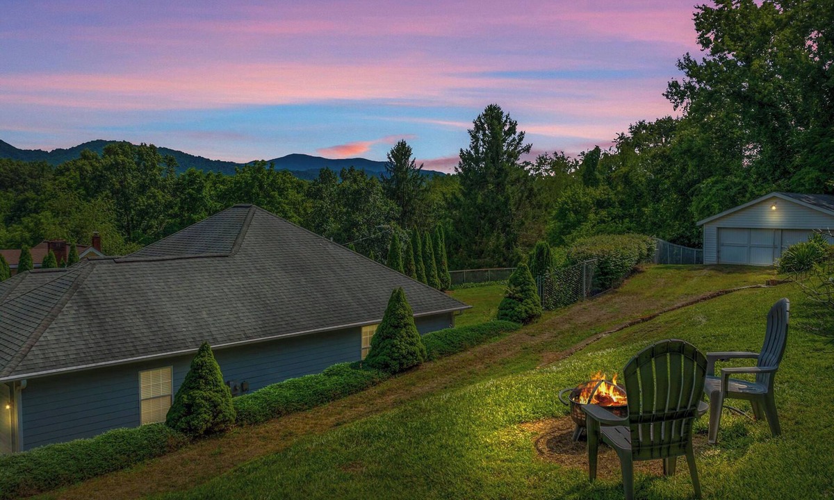 Canton House | Art Deco home with Mountain View’s in charming Canton