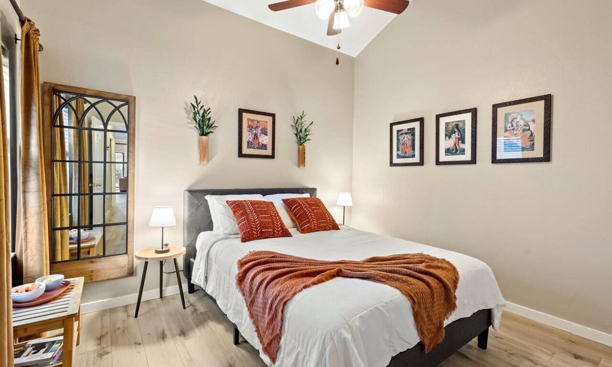 Gainesville Apartment | Artist's Tower Townhome π¨ 2BR w Loft & Study