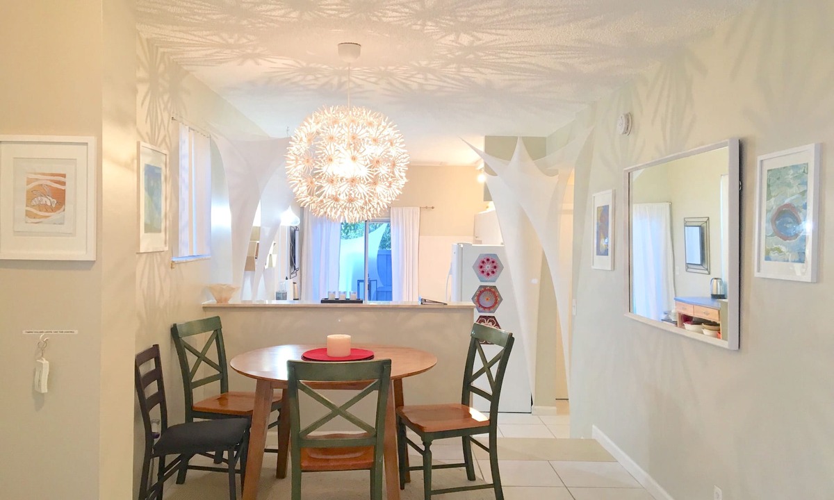 South Palm Park Neighborhood Association Apartment | artistic/uplifting, pool/spa, large garden, walking distance to beach/town
