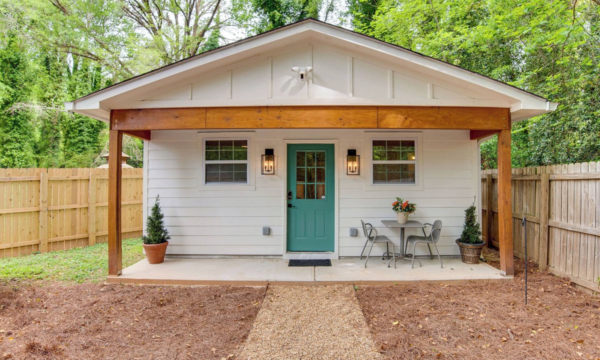 Cascade Heights House | ATL Couple’s Retreat 7 Mi to Mercedes-Benz Stadium