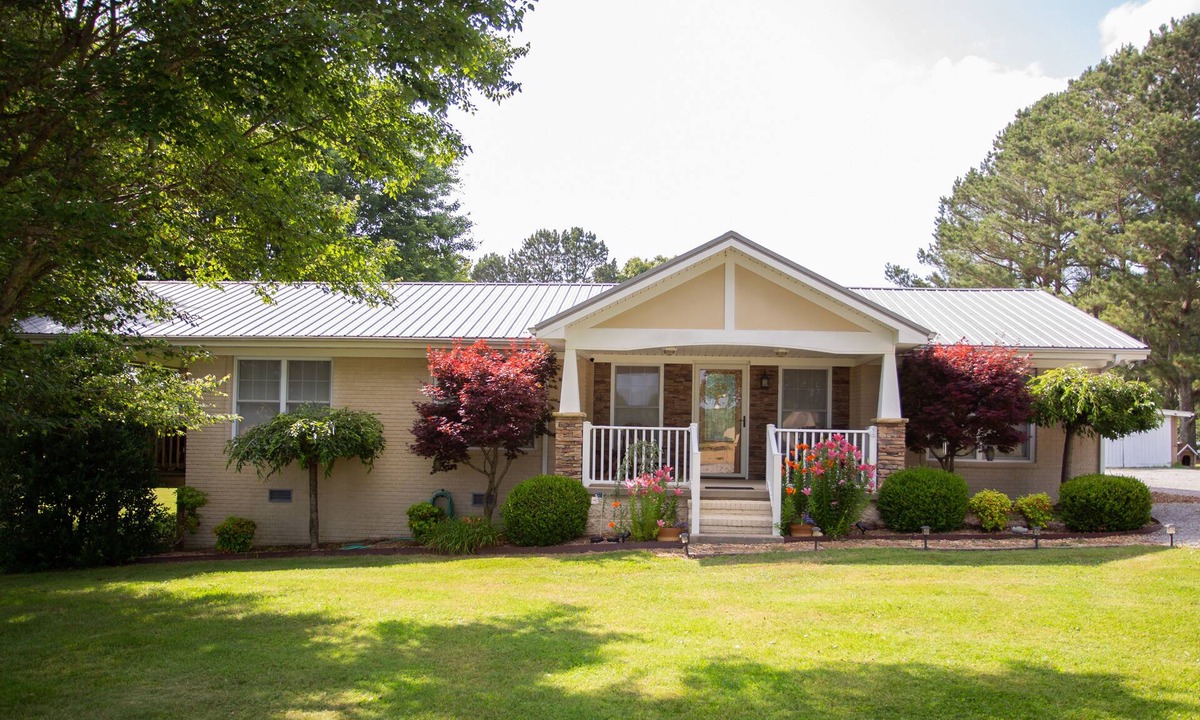 Sparta Cottage | Aunt B's Cottage~Minutes from Hiking, Kayaking, and Waterfalls