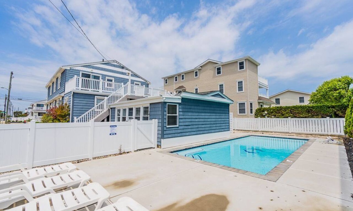 Avalon Condo | Avalon BEACH BLOCK with a POOL: 1 Bedroom