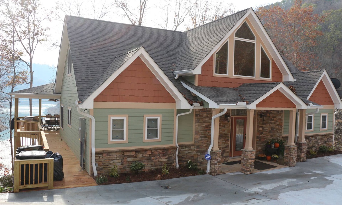 Lakeside Estates House | AWESOME VIEW! All your wants are in this home.