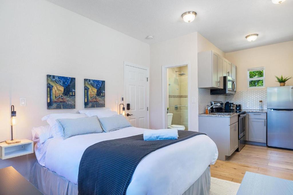 Poinciana Park Apartment | Azure - Mins to Las Olas & Beach