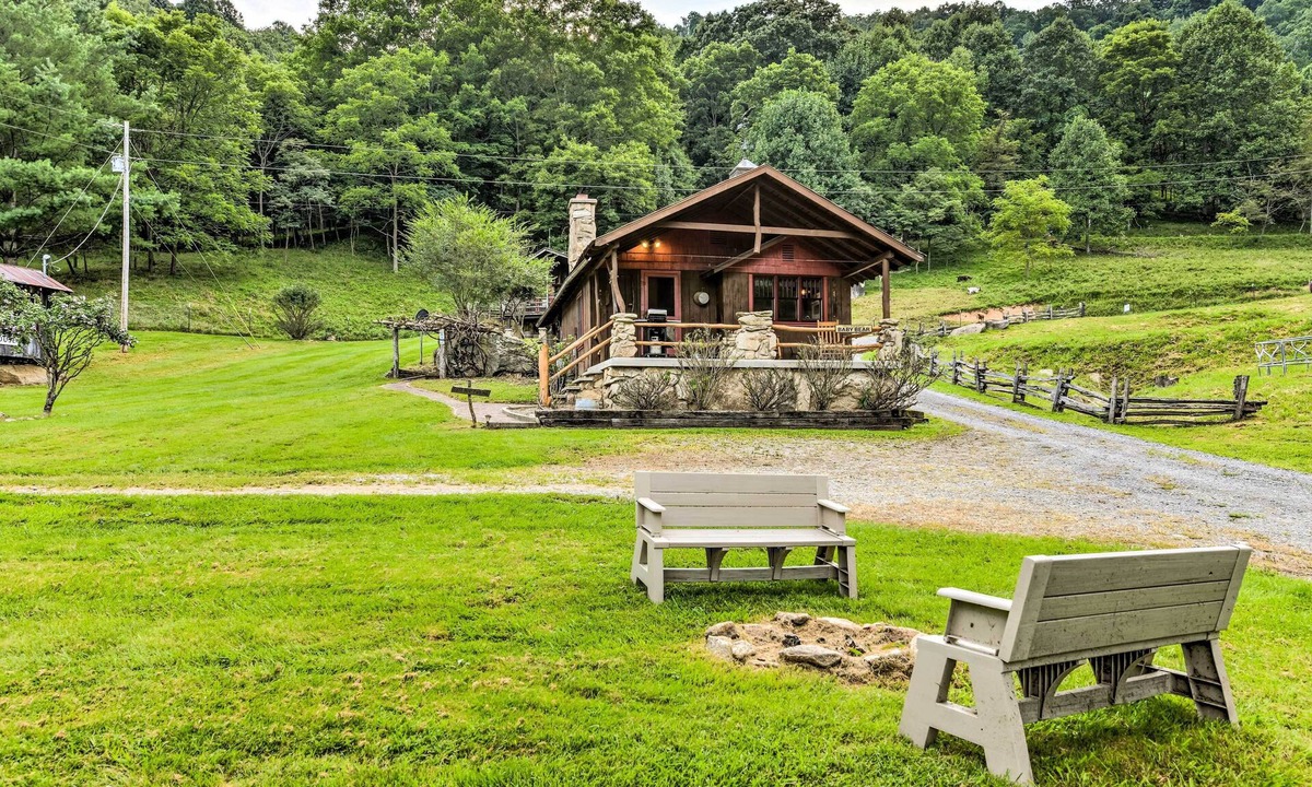 Clyde Apartment | 'Baby Bear' Clyde Cabin on Mountain Farm!