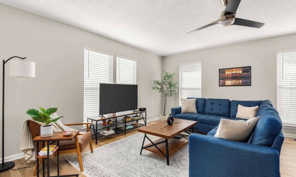 Nashville House | Backstage Bungalow- Cozy 3BR Retreat in The Nations + Near Downtown