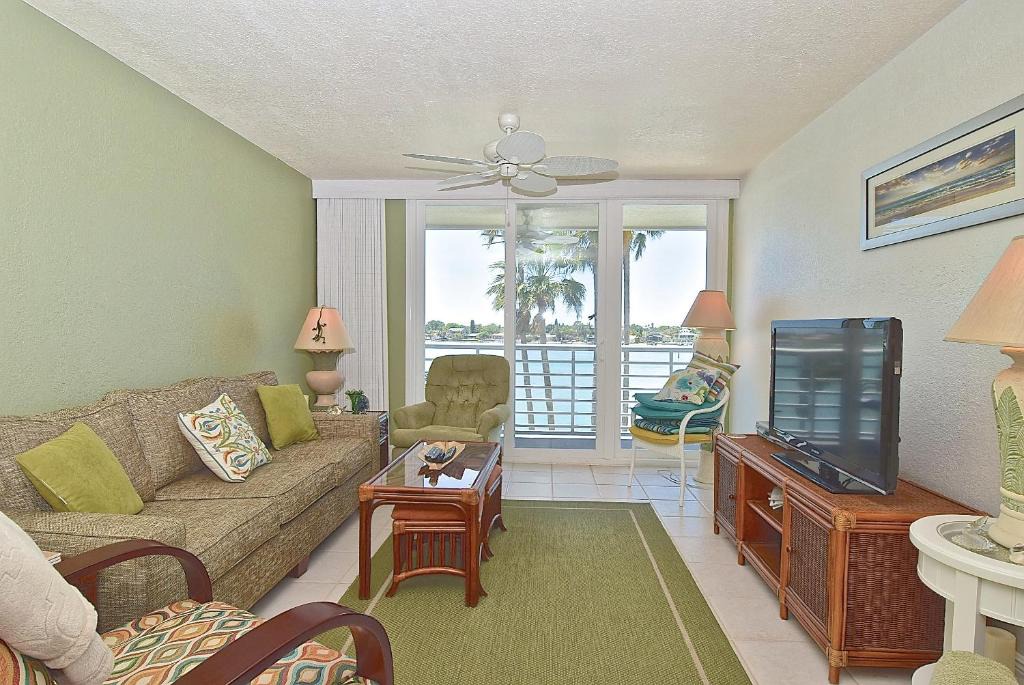 St. Petersburg Apartment | Bahia Vista 8-414, 2 Bedroom, Sleeps 4, 4th Floor, Heated Pool, Spa, Near Beach, WiFi