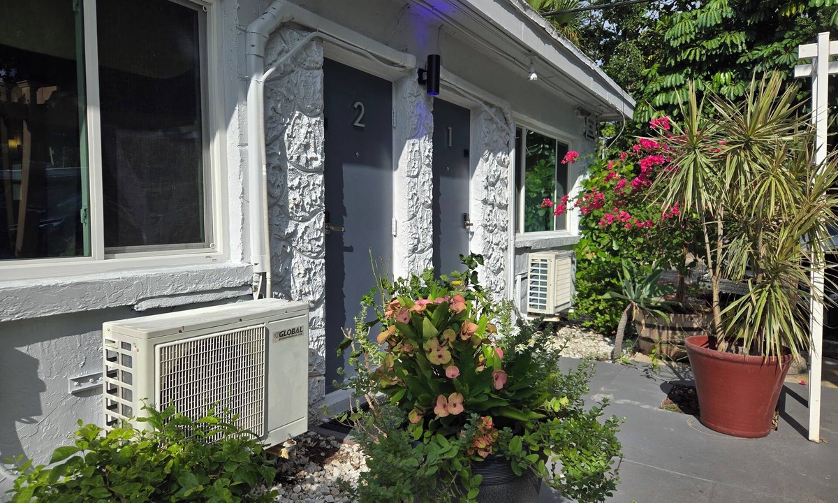 East Ocean Ave Hotel | Barefoot Mailman Inn & Suites
