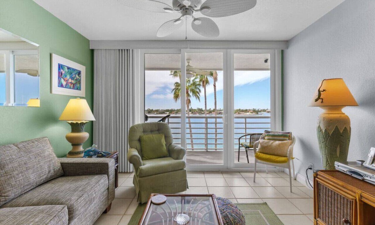 St. Petersburg Apartment | Bay Front Bahia Vista Condo 8-414