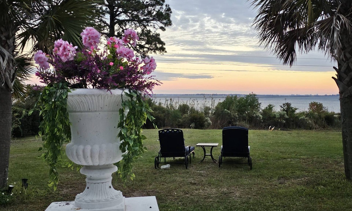 Freeport House | Bay-Front Dream Mansion and Guest House -20 minutes to Destin beaches on 4 acres