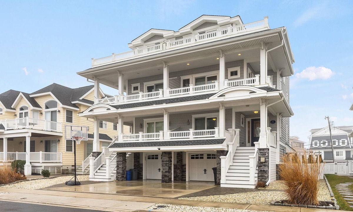 Goshen House | Bay views and Avalon's gorgeous sunrises and sunsets