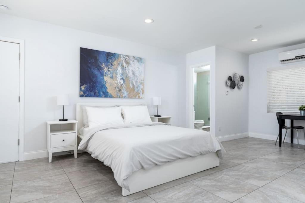 Central Beach Apartment | Bayshore Breeze 3 - King Bed, Kitchen, Parking